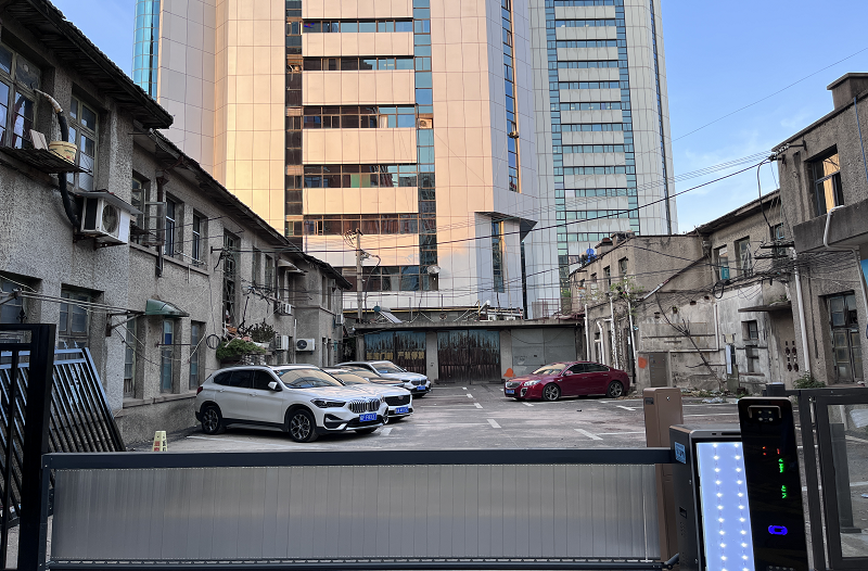 經(jīng)過改造后建工大廈附屬停車場(chǎng)“展新顏”1-8.12.png
